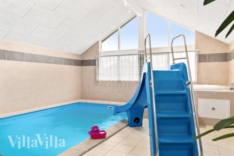 Das Ferienhaus 733 hat einen schicken Poolbereich mit Wasserrutsche, einem geräumigen, eingelassenen Whirlpool und einer Sauna.