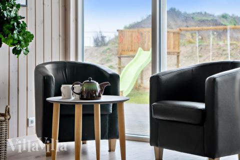 Die Couch im Luxusferienhaus Nr. 733 in Deutschland lädt zu Gesellschaftsspielen oder zu Kinoabenden ein.