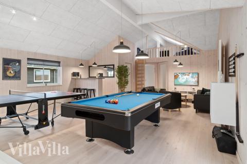 Das Luxusferienhaus 732 für 20 Personen hat einen großen Aktivitätsraum mit u. a. Billard und Darts