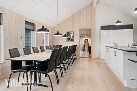 Der große, lichtdurchflutete Aufenthaltsraum im Luxusferienhaus Nr. 732 für 20.