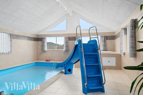 Das Ferienhaus 732 hat einen schicken Poolbereich mit Wasserrutsche, einem geräumigen, eingelassenen Whirlpool und einer Sauna.