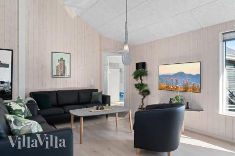 Der große, lichtdurchflutete Aufenthaltsraum im Luxusferienhaus Nr. 731 für 20.