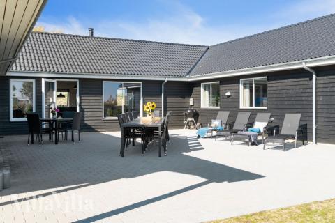 Auf der Terrasse des Ferienhauses Nr. 731 ist Platz für 20 Personen.