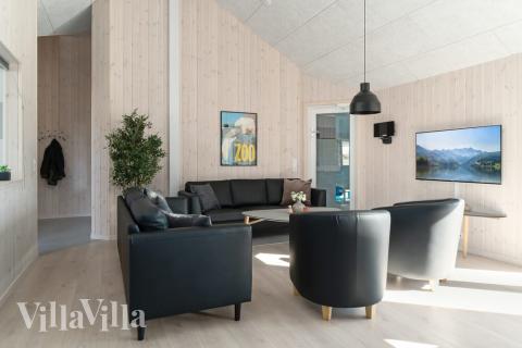 Der große, lichtdurchflutete Aufenthaltsraum im Luxusferienhaus Nr. 729 für 24.