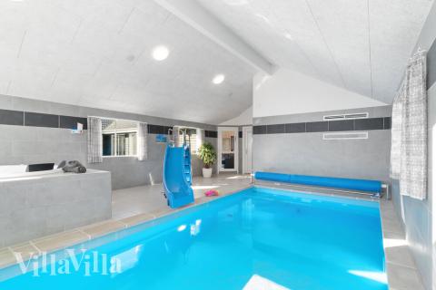 Das Ferienhaus 729 hat einen schicken Poolbereich mit Wasserrutsche, einem geräumigen, eingelassenen Whirlpool und einer Sauna.