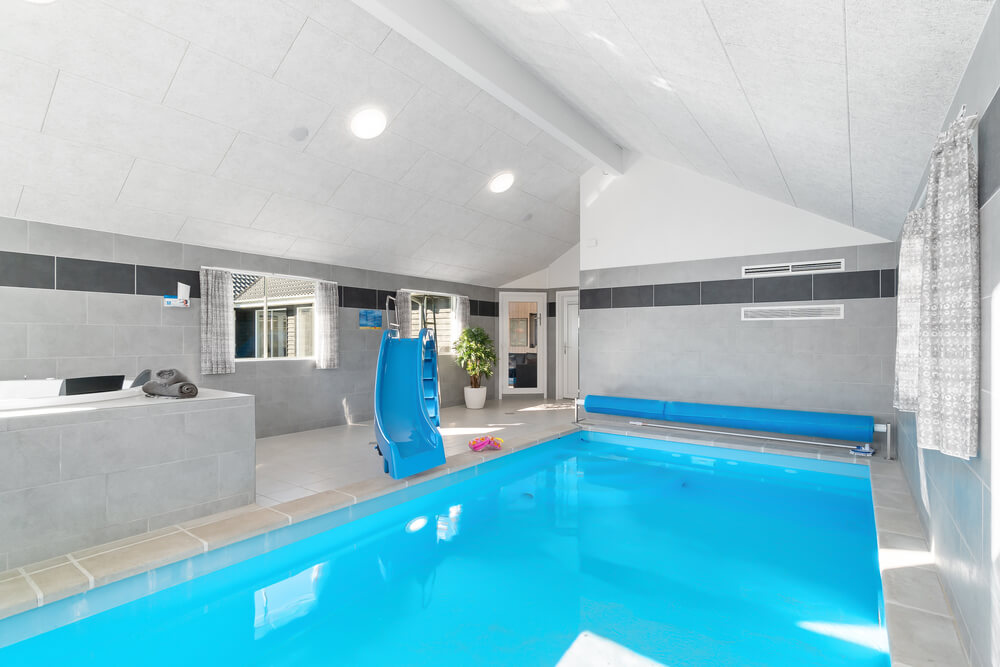 Das Ferienhaus 729 hat einen schicken Poolbereich mit Wasserrutsche, einem geräumigen, eingelassenen Whirlpool und einer Sauna.