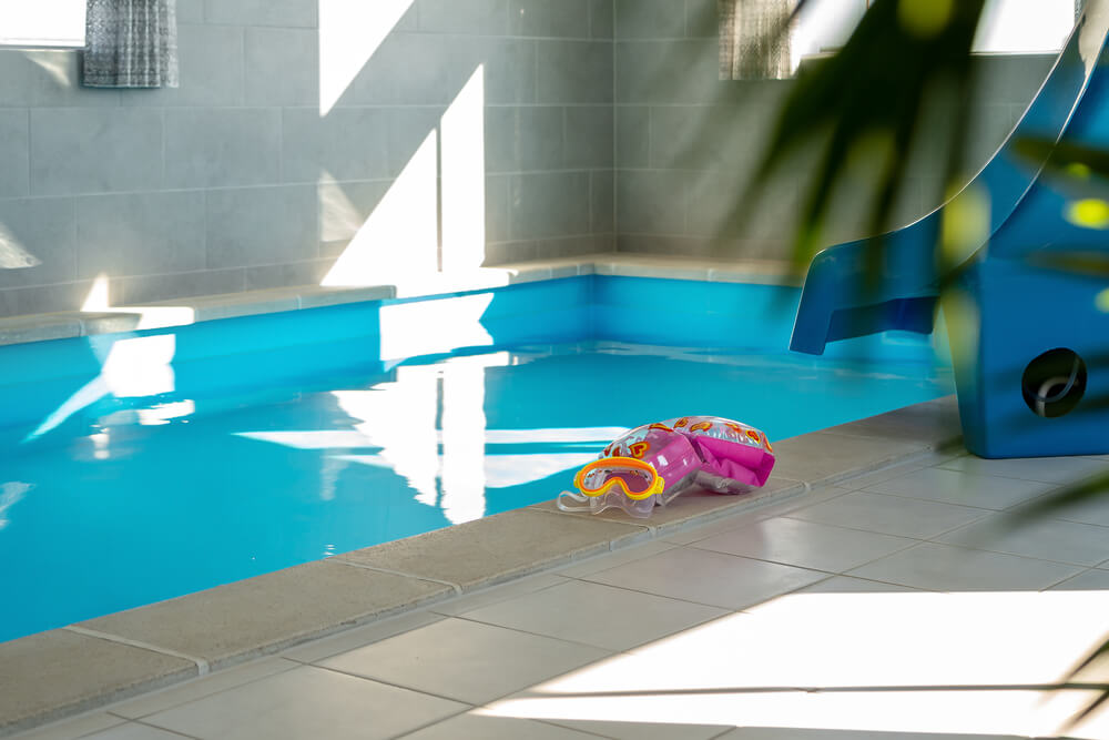 Hüpft im Luxusferienhaus Nr. 729 in Deutschland in den Pool.