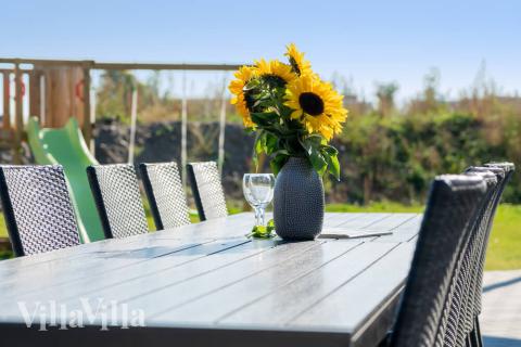 Auf der Terrasse des Ferienhauses Nr. 729 ist Platz für 24 Personen.