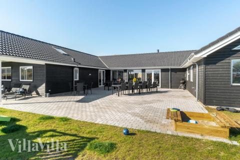 Das Luxusferienhaus Nr. 729 hat eine tolle Terrasse, die mit hochwertigen Gartenmöbeln für 24 Personen ausgestattet ist.