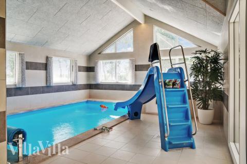 Das Ferienhaus 503 hat einen schicken Poolbereich mit Wasserrutsche, einem geräumigen, eingelassenen Whirlpool und einer Sauna.