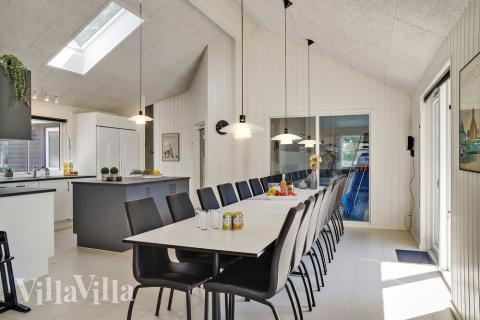 Der große, lichtdurchflutete Aufenthaltsraum im Luxusferienhaus Nr. 503 für 18.