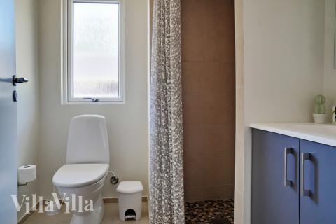 Eines der Badezimmer im Luxusferienhaus Nr. 503