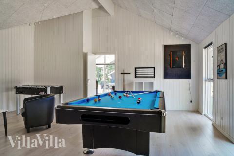 Neben den vielen schönen Stunden, die man im Poolbereich des Hauses verbringen kann, bietet das Luxusferienhaus 503 auch Spielevergnügen bei Billard/Tischtennis und Darts