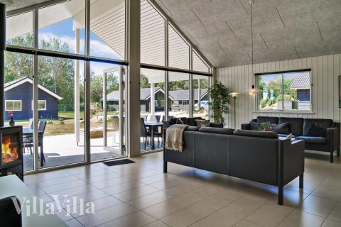 Die Couch im Luxusferienhaus Nr. 503 in Lolland/Falster/Mön lädt zu Gesellschaftsspielen oder zu Kinoabenden ein.