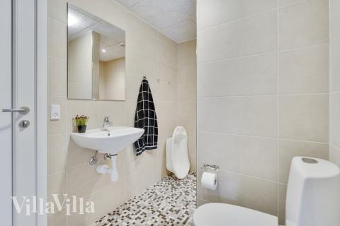 Eines der Badezimmer im Luxusferienhaus Nr. 511