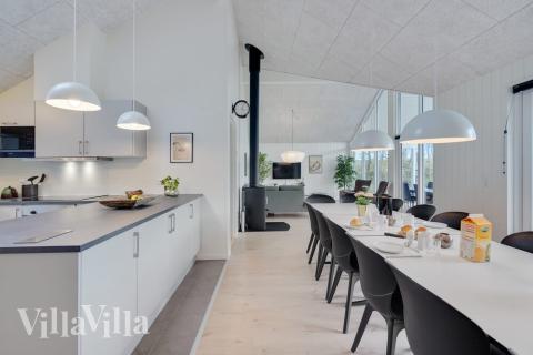 Der große, lichtdurchflutete Aufenthaltsraum im Luxusferienhaus Nr. 511 für 14.