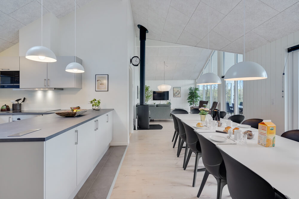 Der große, lichtdurchflutete Aufenthaltsraum im Luxusferienhaus Nr. 511 für 14.