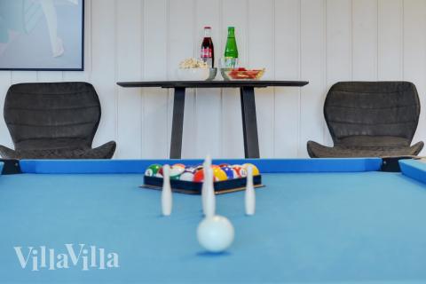 Neben den vielen schönen Stunden, die man im Poolbereich des Hauses verbringen kann, bietet das Luxusferienhaus 511 auch Spielevergnügen bei Billard/Tischtennis und Darts