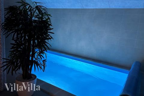 Hüpft im Luxusferienhaus Nr. 511 in Lolland/Falster/Mön in den Pool.