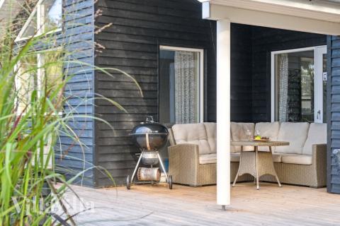 Genießen Sie einen Grillabend auf der Terrasse des Luxusferienhauses Nr. 511 in Lolland/Falster/Mön