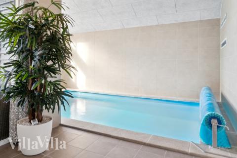 Das Ferienhaus 511 hat einen schicken Poolbereich mit Wasserrutsche, einem geräumigen, eingelassenen Whirlpool und einer Sauna.