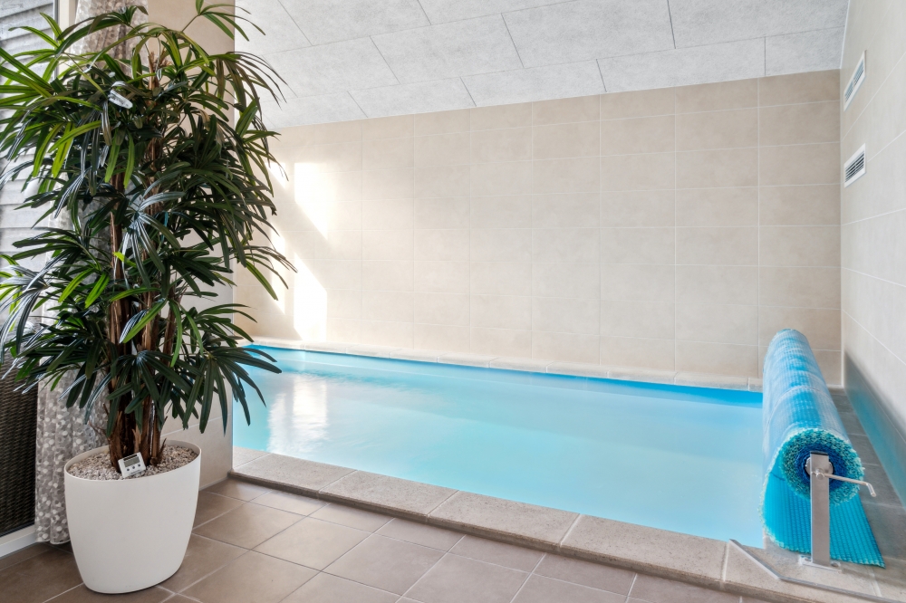 Das Ferienhaus 511 hat einen schicken Poolbereich mit Wasserrutsche, einem geräumigen, eingelassenen Whirlpool und einer Sauna.