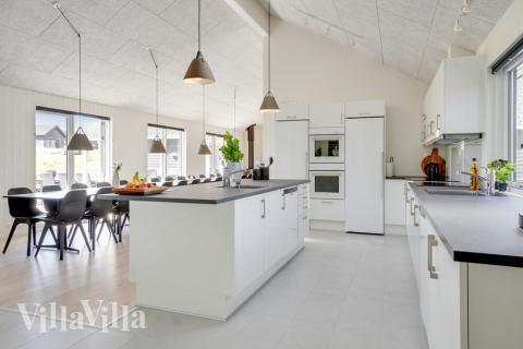 Die Küche in dem Luxusferienhaus Nr. 491 ist so gut ausgestattet, dass man problemlos Mahlzeiten für 30 Personen zubereiten kann.