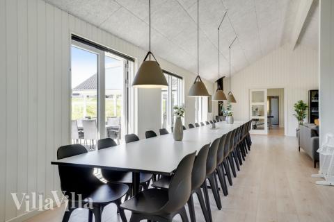 Der große, lichtdurchflutete Aufenthaltsraum im Luxusferienhaus Nr. 491 für 30.