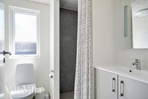 Eines der Badezimmer im Luxusferienhaus Nr. 491