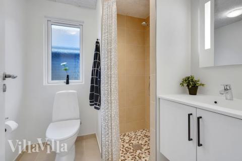 Eines der Badezimmer im Luxusferienhaus Nr. 513