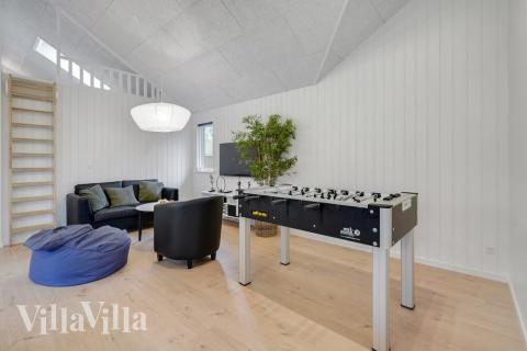 Neben den vielen schönen Stunden, die man im Poolbereich des Hauses verbringen kann, bietet das Luxusferienhaus 513 auch Spielevergnügen bei Billard/Tischtennis und Darts