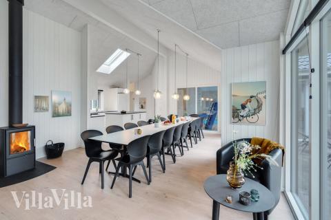 Der große, lichtdurchflutete Aufenthaltsraum im Luxusferienhaus Nr. 513 für 16.