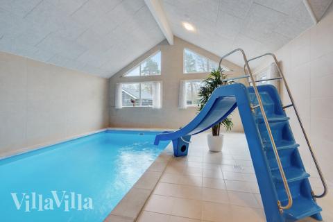 Das Ferienhaus 513 hat einen schicken Poolbereich mit Wasserrutsche, einem geräumigen, eingelassenen Whirlpool und einer Sauna.