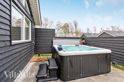 Genießen Sie den warmen Whirlpool im Luxusferienhaus Nr. 513 in Lolland/Falster/Mön