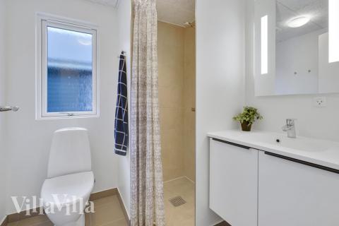 Eines der Badezimmer im Luxusferienhaus Nr. 509