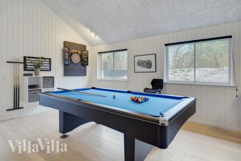 Neben den vielen schönen Stunden, die man im Poolbereich des Hauses verbringen kann, bietet das Luxusferienhaus 509 auch Spielevergnügen bei Billard/Tischtennis und Darts