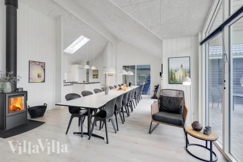 Der große, lichtdurchflutete Aufenthaltsraum im Luxusferienhaus Nr. 509 für 16.