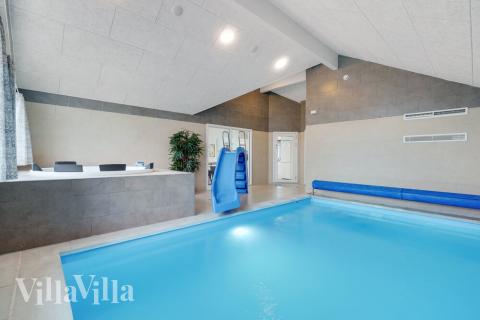 Das Ferienhaus 509 hat einen schicken Poolbereich mit Wasserrutsche, einem geräumigen, eingelassenen Whirlpool und einer Sauna.
