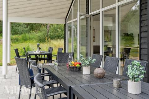 Auf der Terrasse des Ferienhauses Nr. 509 ist Platz für 16 Personen.