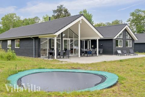 Zu dem attraktiven Ferienhaus Nr. 509 in Lolland/Falster/Mön gehört auch ein tolles Angebot im Außenbereich, z. B. Spieleturm und Schaukeln