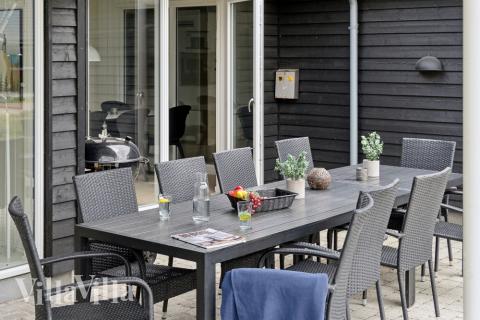 Genießen Sie einen Grillabend auf der Terrasse des Luxusferienhauses Nr. 509 in Lolland/Falster/Mön