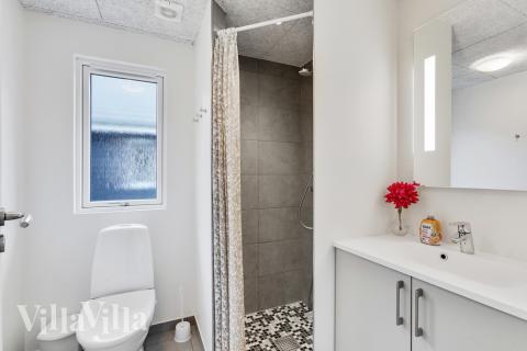 Eines der Badezimmer im Luxusferienhaus Nr. 502