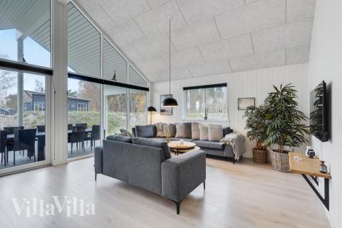 Die Couch im Luxusferienhaus Nr. 502 in Lolland/Falster/Mön lädt zu Gesellschaftsspielen oder zu Kinoabenden ein.