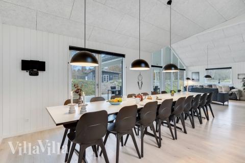 Aufenthaltsraum mit Platz für 18 im Luxusferienhaus Nr. 502.