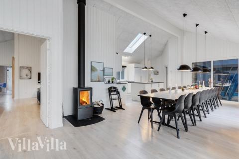 Der große, lichtdurchflutete Aufenthaltsraum im Luxusferienhaus Nr. 502 für 18.