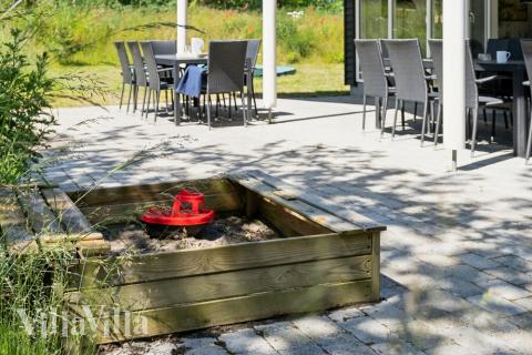 Zu dem attraktiven Ferienhaus Nr. 502 in Lolland/Falster/Mön gehört auch ein tolles Angebot im Außenbereich, z. B. Spieleturm und Schaukeln