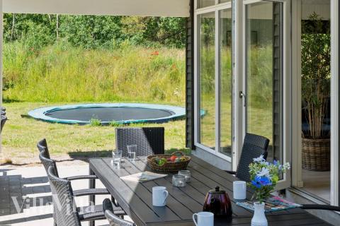 Genießen Sie einen Grillabend auf der Terrasse des Luxusferienhauses Nr. 502 in Lolland/Falster/Mön