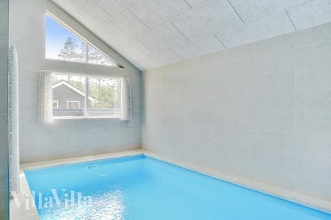 Das Ferienhaus 515 hat einen schicken Poolbereich mit Wasserrutsche, einem geräumigen, eingelassenen Whirlpool und einer Sauna.