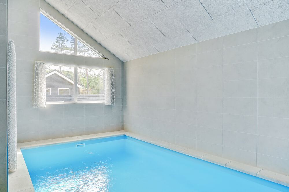 Das Ferienhaus 515 hat einen schicken Poolbereich mit Wasserrutsche, einem geräumigen, eingelassenen Whirlpool und einer Sauna.