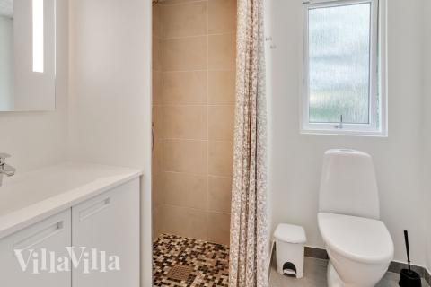 Eines der Badezimmer im Luxusferienhaus Nr. 515